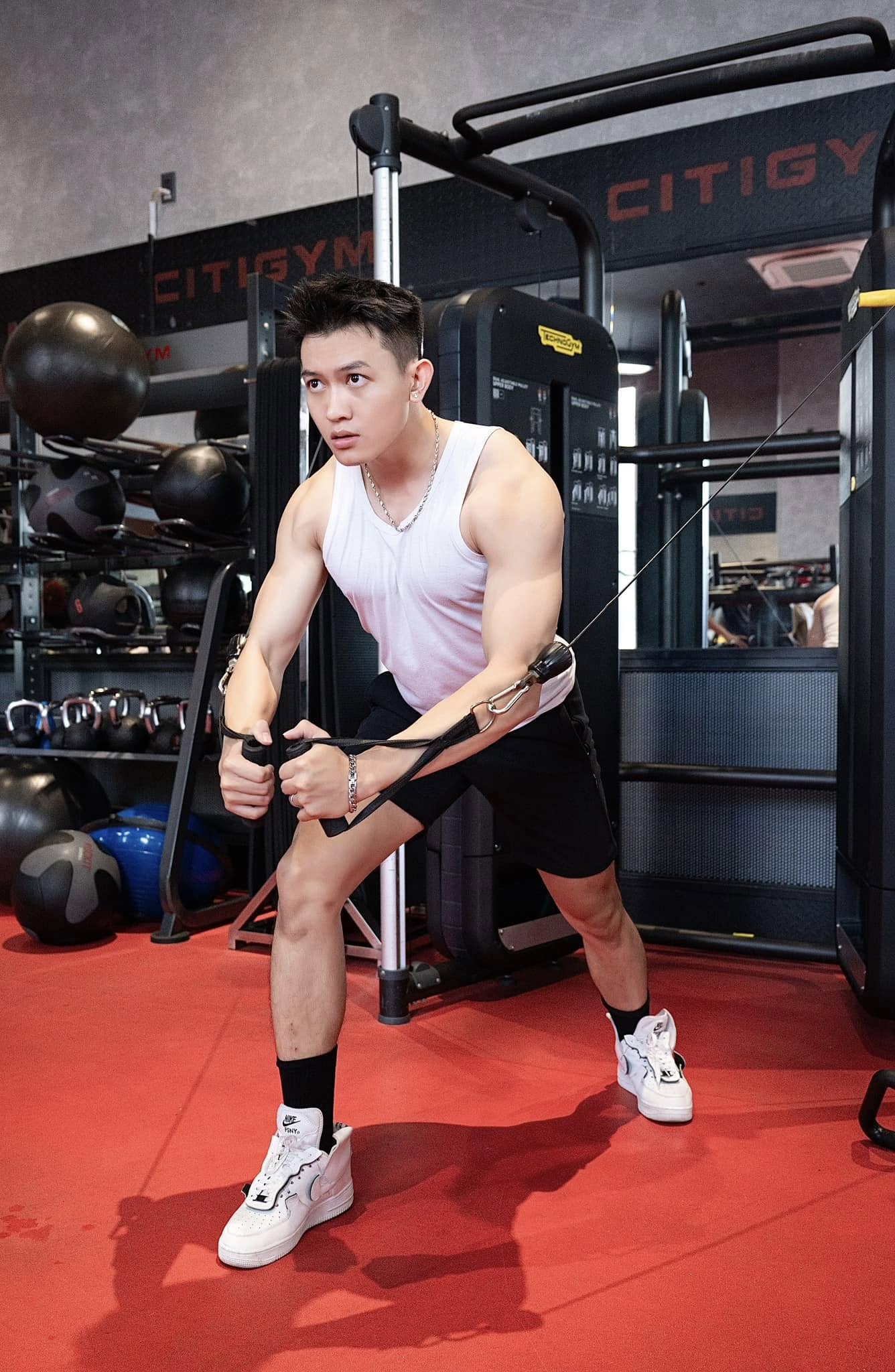 Những buổi tập gym cường độ cao của Á Vương Đinh Ta Bi